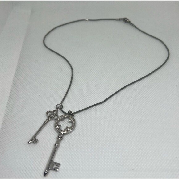 2 keys charm Necklace - Picture 1 of 5